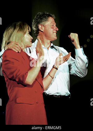 Waco. Texas, USA, 28. August 1992.  William Jefferson Clinton und Hillary Rodham Clinton auf der Bühne bei der Hängebrücke über den Brazos River in Waco Texas. Bildnachweis: Mark Reinstein Stockfoto