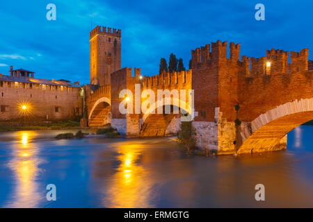 Castelvecchio nachts in Verona, Italien. Stockfoto