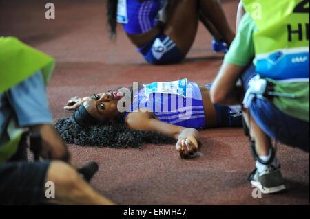 Rom, Italien. 4. Juni 2015. IAAF Diamond League Rom Golden Gala. Francena McCorory (USA) kommt erschöpft im Ziel Credit: Action Plus Sport/Alamy Live News Stockfoto