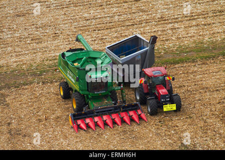 Verbinden Sie Mähdrescher, Traktor und Pflanzen, Rukuhia, in der Nähe von Hamilton, Waikato, North Island, Neuseeland - Antenne Stockfoto