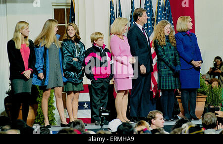 Little Rock, Arkansas. 03.11.1992 Clinton/Gore Familien an die Wahl-Nacht-Siegesfeier auf dem Gerichtsgebäude Schritte in Little Rock. Clinton gewann die Präsidentschaftswahl 1992 (43.0percent der Stimmen) gegen den republikanischen Amtsinhaber George H. W. Bush (37.4percent der Stimmen) und Milliardär populistische Ross Perot, wer als selbständiger (18.9percent der Stimmen) auf einer Plattform mit Schwerpunkt auf innenpolitische Themen lief; ein wesentlicher Bestandteil der Clintons Erfolg war Bushs steilen Rückgang öffentlicher Zustimmung.  Bildnachweis: Mark Reinstein Stockfoto