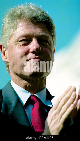 Richmond, Virginia, USA 16. Oktober 1992 die Clintons kick-off ihre letzte Kampagne Push nach der letzten Präsidentschafts-Debatte an der University of Virginia.  Arkansas Gouverneur William Jefferson Clinton an der Kundgebung auf den Stufen des State House in Richmond VA. Stockfoto