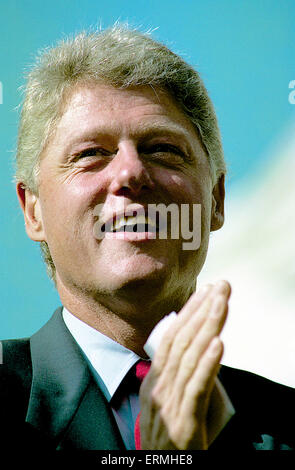 Richmond, Virginia, USA, Auftakt der Clintons 16. Oktober 1992 ihre letzte Kampagne Push nach der letzten Präsidentschafts-Debatte an der University of Virginia.  Arkansas Gouverneur William Jefferson Clinton an der Kundgebung auf den Stufen des State House in Richmond VA. Stockfoto