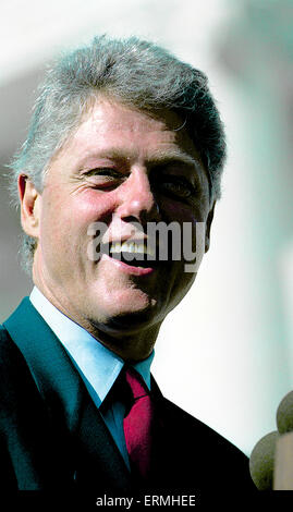 Richmond, Virginia. 16.10.1992 The Clintons kick-off ihre letzte Kampagne Push nach der letzten Präsidentschafts-Debatte an der University of Virginia.  Arkansas Gouverneur William Jefferson Clinton an der Kundgebung auf den Stufen des State House in Richmond VA. Stockfoto