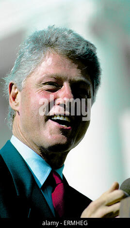 Richmond, Virginia. USA-16. Oktober 1992 die Clintons kick-off ihre letzte Kampagne Push nach der letzten Präsidentschafts-Debatte an der University of Virginia.  Arkansas Gouverneur William Jefferson Clinton an der Kundgebung auf den Stufen des State House in Richmond Virginia Credit: Mark Reinstein Stockfoto