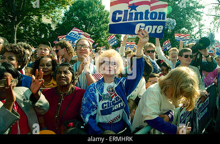 Richmond, Virginia 16.10.1992 Clinton Anhänger am Richmond Virginia Flughafen. Stockfoto