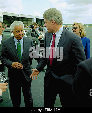 Richmond, Virginia 16.10.1992 Präsidentschafts Kandidat Gouverneur William Clinton (D -AR) und seine Frau Hillary Clinton zusammen mit Virginia Gouverneur Douglas Wilder ankommen am Flughafen und Richmond International am Tag nach der Abschlussdebatte Rathaus an der Universität von Virginia Stockfoto