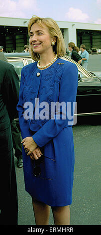 Richmond, Virginia 16.10.1992 Präsidentschafts Kandidat Gouverneur William Clinton (D -AR) und seine Frau Hillary Clinton zusammen mit Virginia Gouverneur Douglas Wilder ankommen am Flughafen und Richmond International am Tag nach der Abschlussdebatte Rathaus an der Universität von Virginia Stockfoto