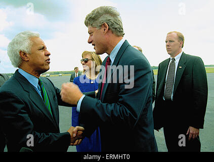 Richmond, Virginia 16.10.1992 Präsidentschafts Kandidat Gouverneur William Clinton (D -AR) und seine Frau Hillary Clinton zusammen mit Virginia Gouverneur Douglas Wilder ankommen am Flughafen und Richmond International am Tag nach der Abschlussdebatte Rathaus an der Universität von Virginia Stockfoto