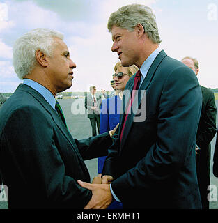 Richmond, Virginia 16.10.1992 Präsidentschafts Kandidat Gouverneur William Clinton (D -AR) und seine Frau Hillary Clinton zusammen mit Virginia Gouverneur Douglas Wilder ankommen am Flughafen und Richmond International am Tag nach der Abschlussdebatte Rathaus an der Universität von Virginia Stockfoto