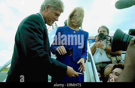 Richmond, Virginia 16.10.1992 Präsidentschafts Kandidat Gouverneur William Clinton (D -AR) und seine Frau Hillary Clinton ankommen am Flughafen und Richmond International am Tag nach der Abschlussdebatte Rathaus an der Universität von Virginia Stockfoto