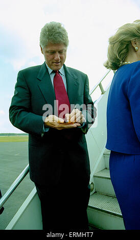 Richmond, Virginia 16.10.1992 Präsidentschafts Kandidat Gouverneur William Clinton (D -AR) und seine Frau Hillary Clinton ankommen am Flughafen und Richmond International am Tag nach der Abschlussdebatte Rathaus an der Universität von Virginia Stockfoto