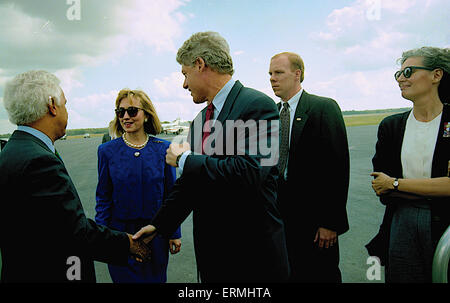 Richmond, Virginia 16.10.1992 Präsidentschafts Kandidat Gouverneur William Clinton (D -AR) und seine Frau Hillary Clinton zusammen mit Virginia Gouverneur Douglas Wilder ankommen am Flughafen und Richmond International am Tag nach der Abschlussdebatte Rathaus an der Universität von Virginia Stockfoto