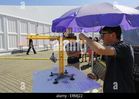 Stuttgart, Deutschland. 4. Juni 2015. Eine Agilität-Spiel mit einem Spielmobil Kran verwendet wird, um gefunden zu erhöhen für wohltätige Zwecke. Der zweite und erste Tag volle 35. Evangelischen Kirchentag begann mit Bibelstudien und politische Diskussionen. Musik und Veranstaltungen für Kinder sowie eine wichtige Rolle gespielt. © Michael Debets/Pacific Press/Alamy Live-Nachrichten Stockfoto