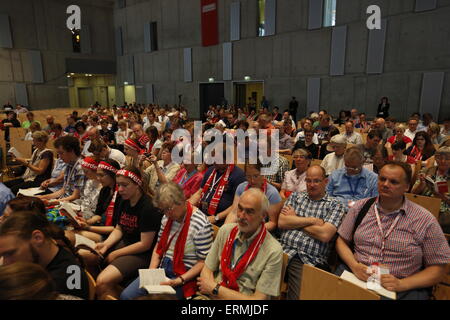 Stuttgart, Deutschland. 4. Juni 2015. Menschen hören, die Bibelarbeit Thomas de Maizière, Bundesministerium des Innern. Der zweite und erste Tag volle 35. Evangelischen Kirchentag begann mit Bibelstudien und politische Diskussionen. Musik und Veranstaltungen für Kinder sowie eine wichtige Rolle gespielt. © Michael Debets/Pacific Press/Alamy Live-Nachrichten Stockfoto