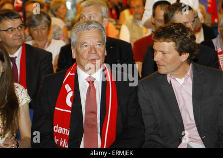 Stuttgart, Deutschland. 4. Juni 2015. Der deutsche Bundespräsident Joachim Gauck (links) sitzt neben Prof. Dr. Hartmut Rosa (rechts), Soziologe aus Jena und Erfurt. Der Bundespräsident Joachim Gauck, nahm Teil an einer Podiumsdiskussion darüber, wie die Politik das Zusammenleben in der Gesellschaft auf dem 35. Deutschen Evangelischen Kirchentag helfen können. © Michael Debets/Pacific Press/Alamy Live-Nachrichten Stockfoto