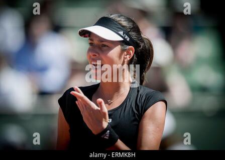 Paris. 4. Juni 2015. Ana Ivanovic von Serbien reagiert während der Frauen Singles Halbfinale gegen Lucie Safarova der Tschechischen Republik beim 2015 Französisch Open Tennisturnier in Paris, Frankreich am 4. Juni 2015. Ivanovic mit 0: 2 verloren. Bildnachweis: Chen Xiaowei/Xinhua/Alamy Live-Nachrichten Stockfoto