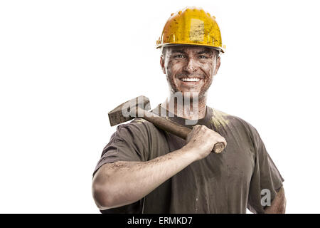 Junge schmutzigen Arbeiter Mann mit Schutzhelm Helm mit einem Hammer isoliert auf weißem Hintergrund Stockfoto