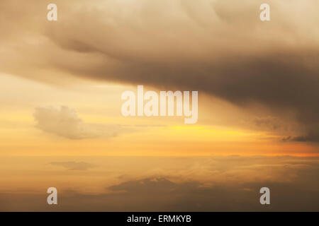 Dramatische Wolken über Berge bei Sonnenuntergang aus der Luft gesehen. Stockfoto