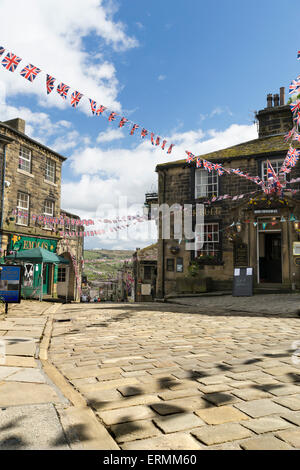 Girlanden und Kopfsteinpflaster auf der High Street in Haworth Stockfoto