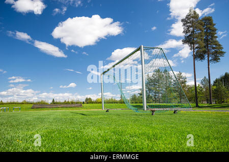 Fußballplatz und leere Netz gegen blauen Himmel und weiße Wolken Stockfoto