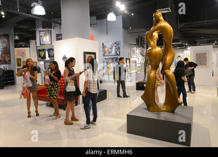 BANGKOK - NOVEMBER 28: Menschen Blick auf Malerei und Skulptur während Thai zeitgenössische Kunstausstellung am 28. November 2014 im Hof Stockfoto