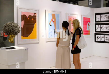 BANGKOK - NOVEMBER 28: Menschen Blick auf Malerei und Skulptur während Thai zeitgenössische Kunstausstellung am 28. November 2014 im Hof Stockfoto