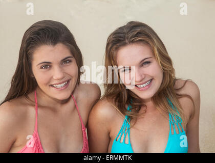 Teenager Schwestern am Strand; Kailua, Insel Hawaii, Hawaii, Vereinigte Staaten von Amerika Stockfoto