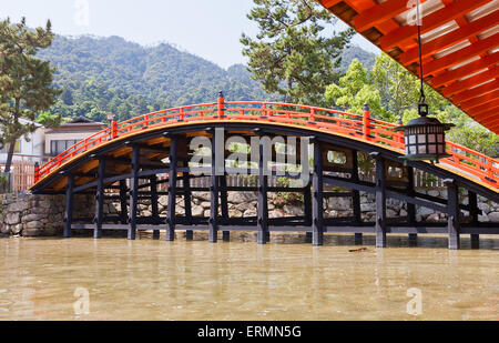 Bogenbrücke (Sori-Baschi, ca. 1557) der Itsukushima Shinto-Schrein, Insel Miyajima, Japan. Der UNESCO Stockfoto