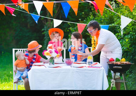 Große niederländische Familie mit Kindern feiern Nationalfeiertag oder Sport-Sieg, die Spaß am Grill-Party im Garten dekoriert mit Flagge Stockfoto