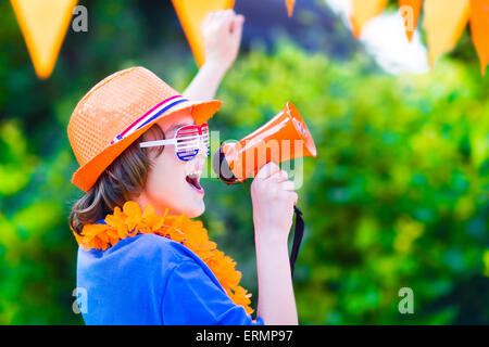 Niederländische junge, Fußballfan, jubeln und die Fußball-Nationalmannschaft der Niederlande bei Meisterschaft, Sport Sieg feiern Stockfoto