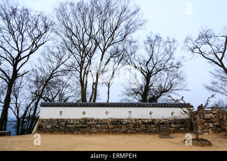 Japan, Takahashi, Bitchu Matsuyama Castle. Neribei dobei, eine Verteidigungsmauer mit Schießhäfen entlang des honmaru, der Hof vor dem Keep. Stockfoto