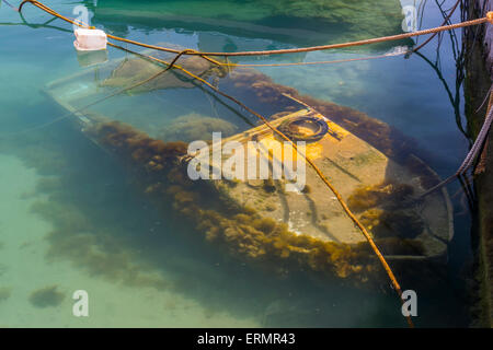 Eine versunkene Motorboot liegt unter Wasser in einem kleinen Hafen auf der griechischen Insel Rhodos Stockfoto