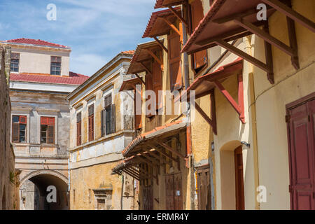 Typische Straße in der Altstadt von Rhodos in Griechenland zeigt mittelalterliche Art Straßen und Architektur Stockfoto