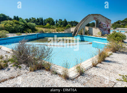 eine verlassene Lido-Komplex auf der Insel Rhodos in Griechenland, wo die Schwimmbäder mit Regenwasser und Tuend grün gefüllt haben Stockfoto
