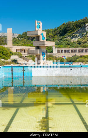 eine verlassene Lido-Komplex auf der Insel Rhodos in Griechenland, wo die Schwimmbäder mit Regenwasser und Tuend grün gefüllt haben Stockfoto