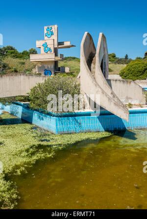 Schmutzige Wasser in einem Schwimmbad an einem verlassenen Schwimmbad und Lido auf der griechischen Insel Rhodos. Stockfoto