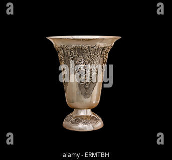 Vase aus Silber auf schwarzem Hintergrund Stockfoto