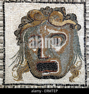 Bodenmosaik mit kassettierten Nike und dionysischen Masken. Villa Ruffinella. Italien. 1. Jahrhundert n. Chr. Römische Nationalmuseum. Stockfoto
