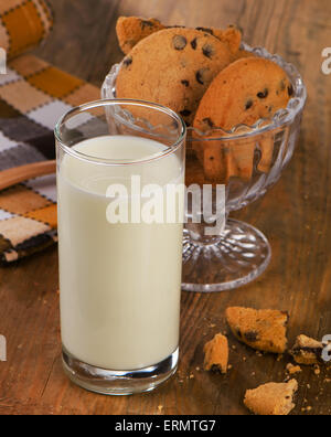 Schokoladenkekse mit Milch im Glas. Selektiven Fokus Stockfoto