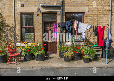 Waschen hängen zum Trocknen außerhalb ein gestuftes Haus in der Yorkshire Stadt Hebden Bridge Stockfoto