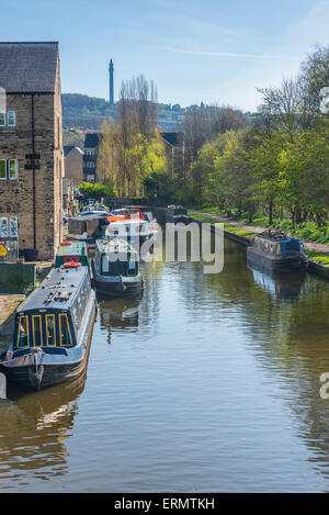 Blick entlang der Rochdale Kanal von Sowerby Bridge in West Yorkshire mit Blick auf die viktorianische Unsinnigkeit bekannt als Wainhouse Turm Stockfoto