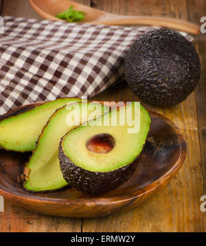 Frische Avocados auf Holzbrett. Selektiven Fokus Stockfoto