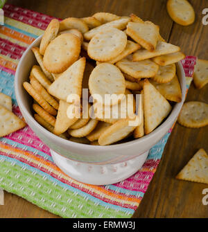 Cracker in Schüssel auf einem hölzernen Hintergrund weiß. Stockfoto