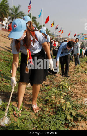 Phnom Penh, Kambodscha. 5. Juni 2015. Kambodschanische Freiwillige sammeln Müll entlang eines Flussufers anlässlich World Environment Day in Phnom Penh, Kambodscha, 5. Juni 2015. Welt-Umwelttag zeichnet sich jedes Jahr am 5. Juni, globales Bewusstsein positive ökologische Maßnahmen zum Schutz der Natur und der Erde zu wecken. Das diesjährige Thema ist "7 Milliarden Träume. Ein Planet. Mit Sorgfalt zu konsumieren ". © Sovannara/Xinhua/Alamy Live-Nachrichten Stockfoto