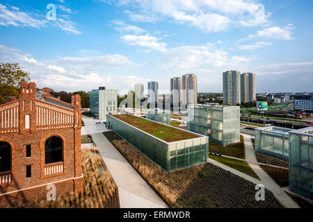 Erhöhten Blick über Museumsgelände mit Stadtbild darüber hinaus. Schlesischen Museum, Kattowitz, Polen. Architekt: Riegler Riewe Architekten Stockfoto