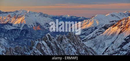 Grubreisentürme Ridge und führte Tal des Karwendel Gebirges im Winter, mit Alpenglühen in der Dämmerung, in der Nähe von Innsbruck Stockfoto