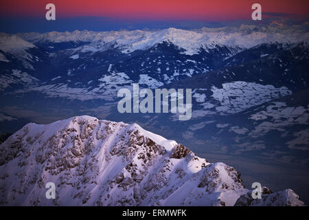 Teil von dem oberen Inntal im Winter, in der Abenddämmerung von der Nordkette-Grat des Karwendel-Gebirges in der Nähe von Innsbruck Stockfoto