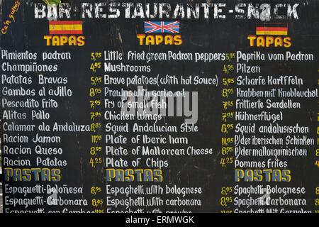 Menü mit Tapas und Pasta angeboten Vor einem Restaurant, Puerto de Sóller, Mallorca, Balearen, Spanien Stockfoto
