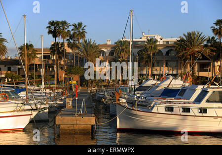 Boote im Hafen in den frühen Morgenstunden, Colonia de Sant Jordi, Mallorca, Balearen, Spanien Stockfoto